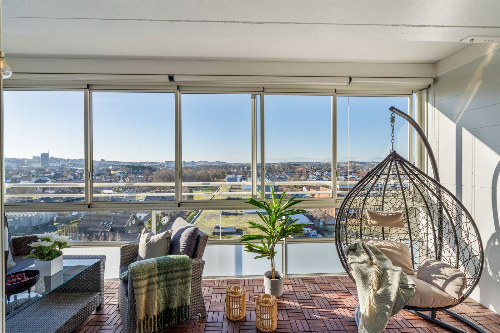 Innglasset balkong med gode solforhold. Galleribilde