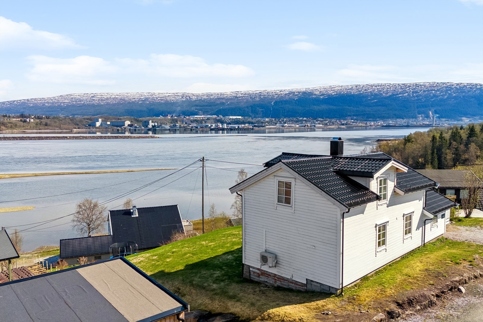 Velkommen til Kråkdalen 24A, presentert av Finn Amundsen for DNB Eiendom. Galleribilde