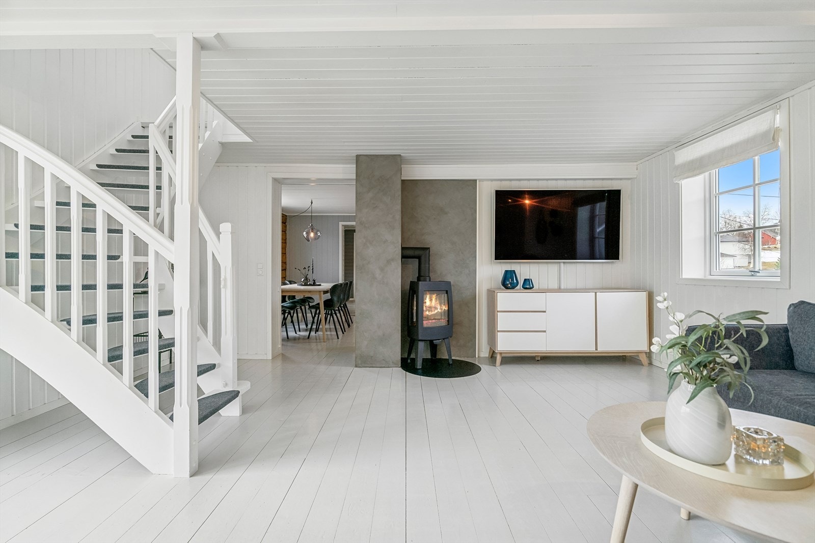 Fra stuen er det trappeadkomst til boligens andre etasje. Galleribilde