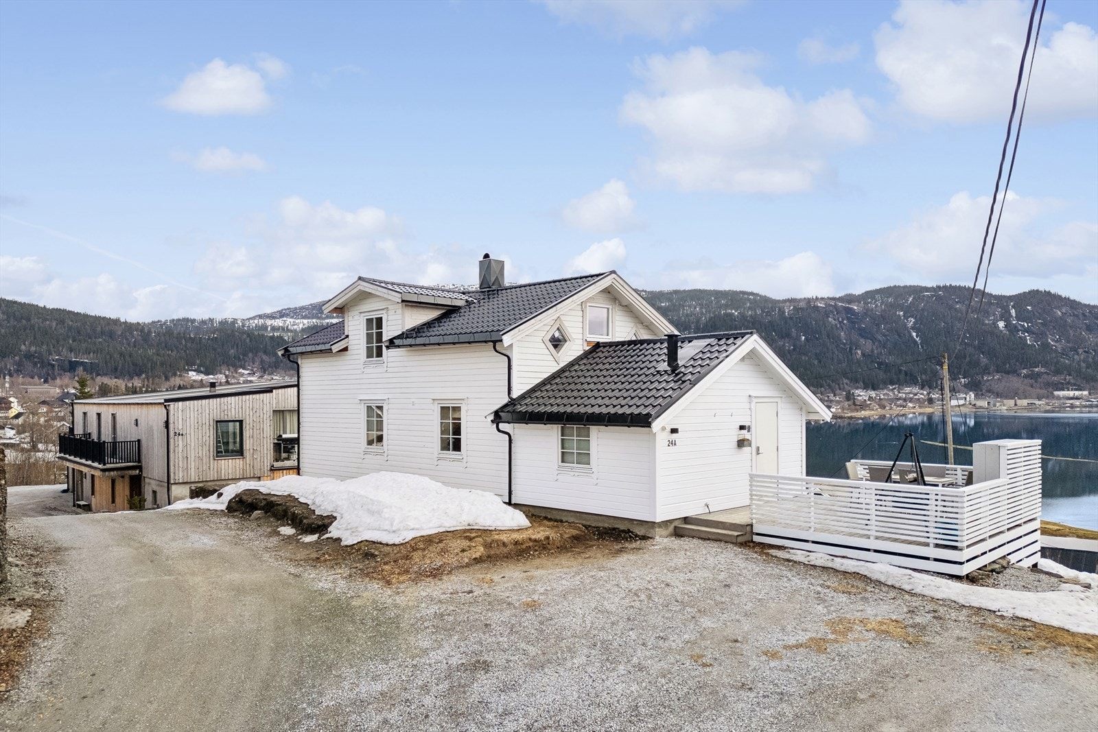 Eiendommen ligger i et veletablert og familievennlig boligområde på Båsmo, om lag 7 km fra Mo sentrum. Fra boligen kan du nyte panoramautsikt og meget gode solforhold. Galleribilde