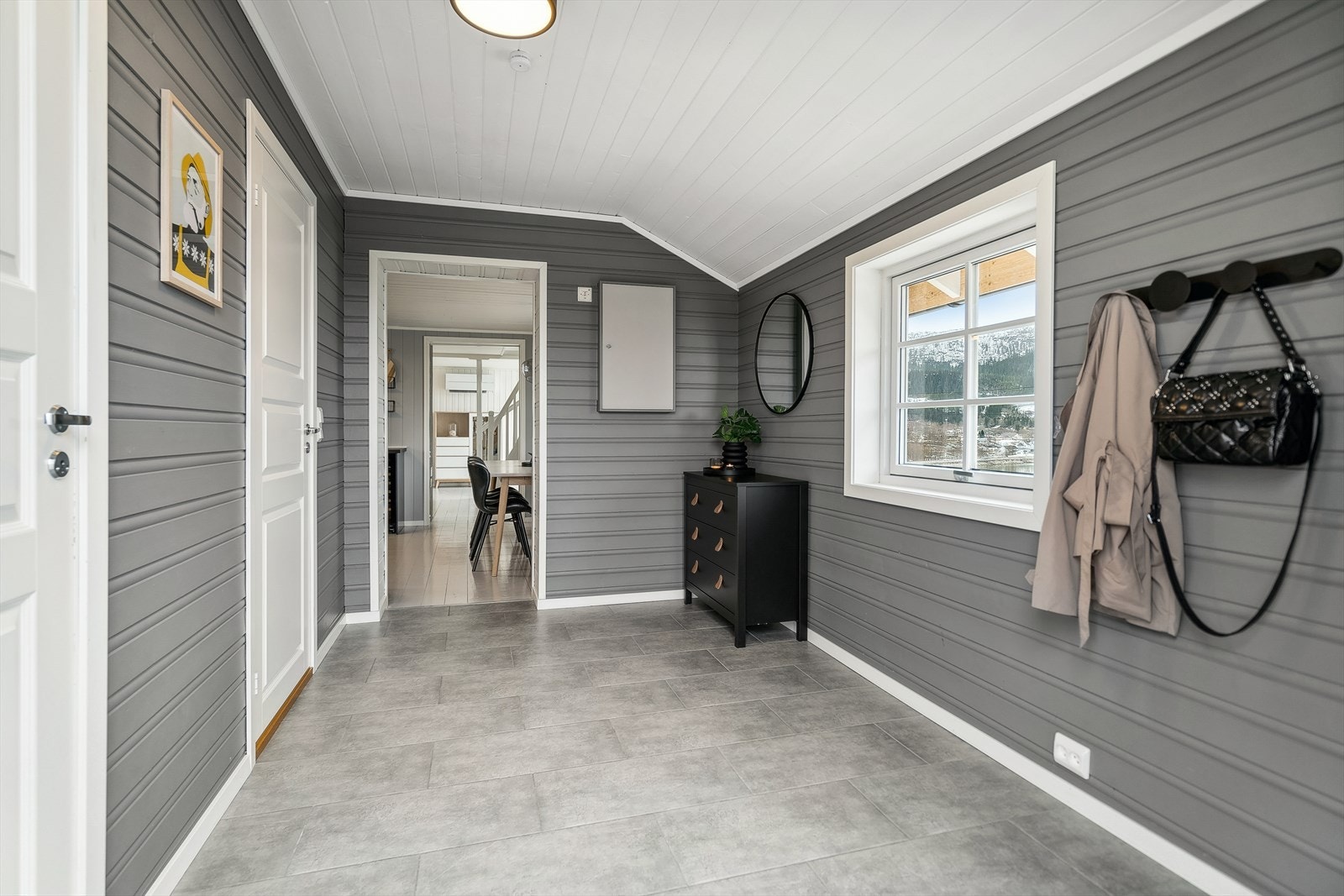 Entreen som ønsker deg velkommen inn har flislagt gulv med gulvvarme, og godt med plass til å henge fra seg yttertøy og plassere fottøy. Galleribilde