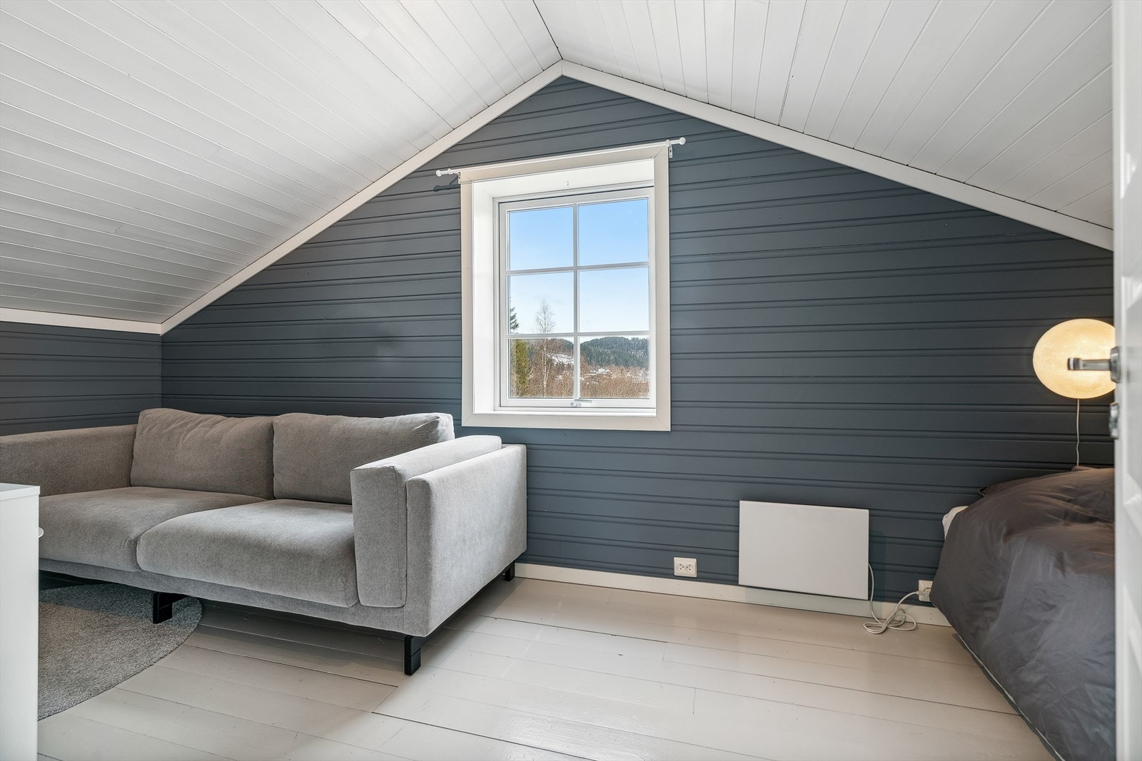 Det andre soverommet har plass il både seng og sofa. Galleribilde