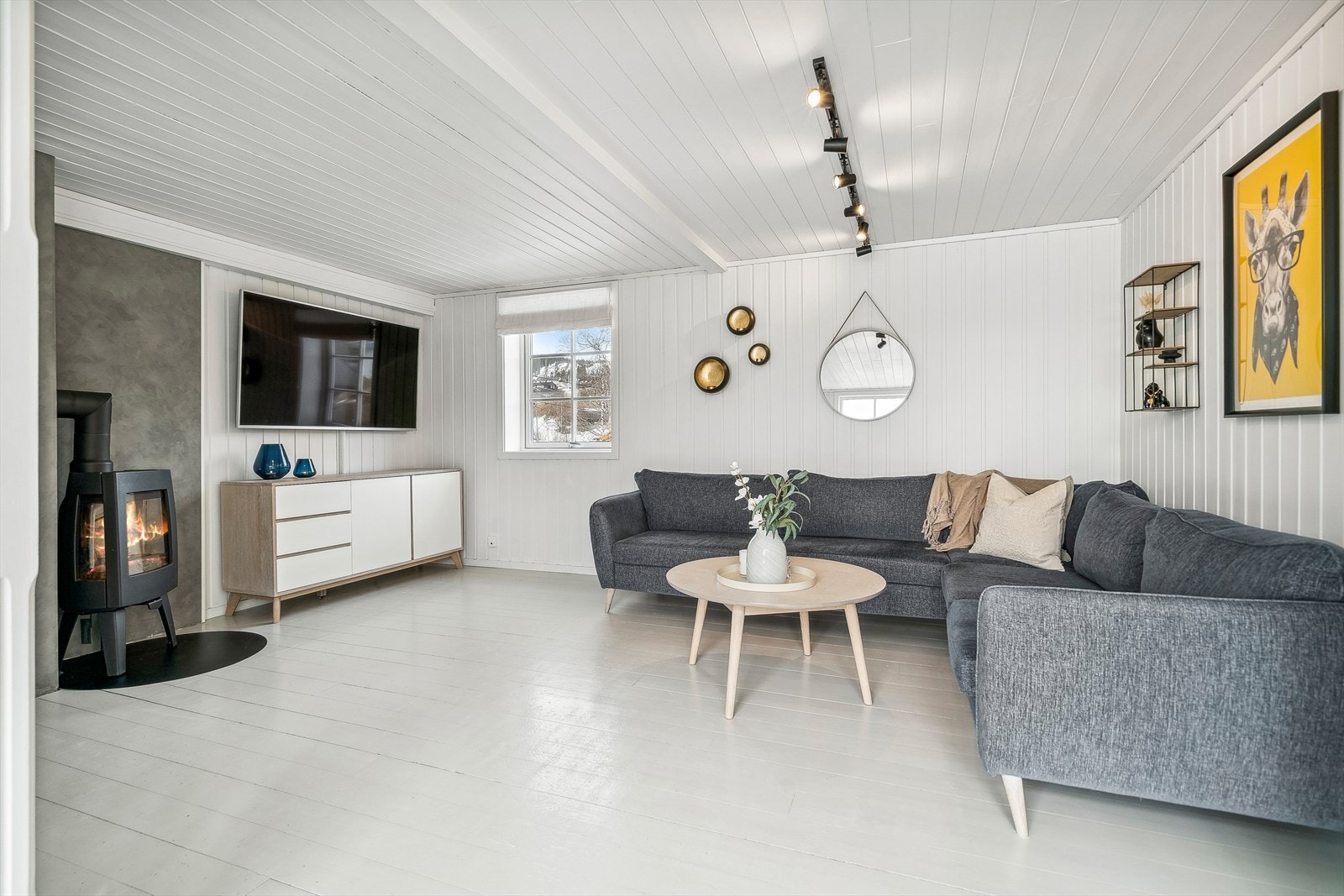 I stuen er det montert en vedovn som gir god varme og lun stemning på kalde dager. Galleribilde