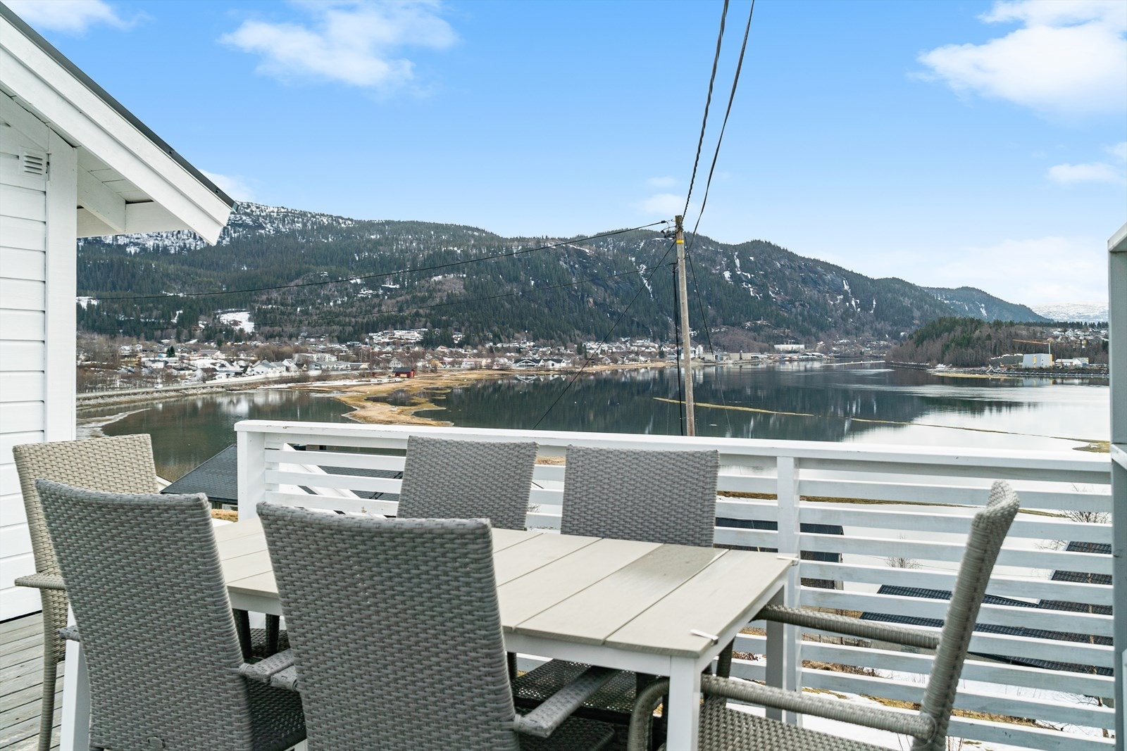 Terrassen gir deg tilgang til flotte sol- og utsiktsforhold. Galleribilde