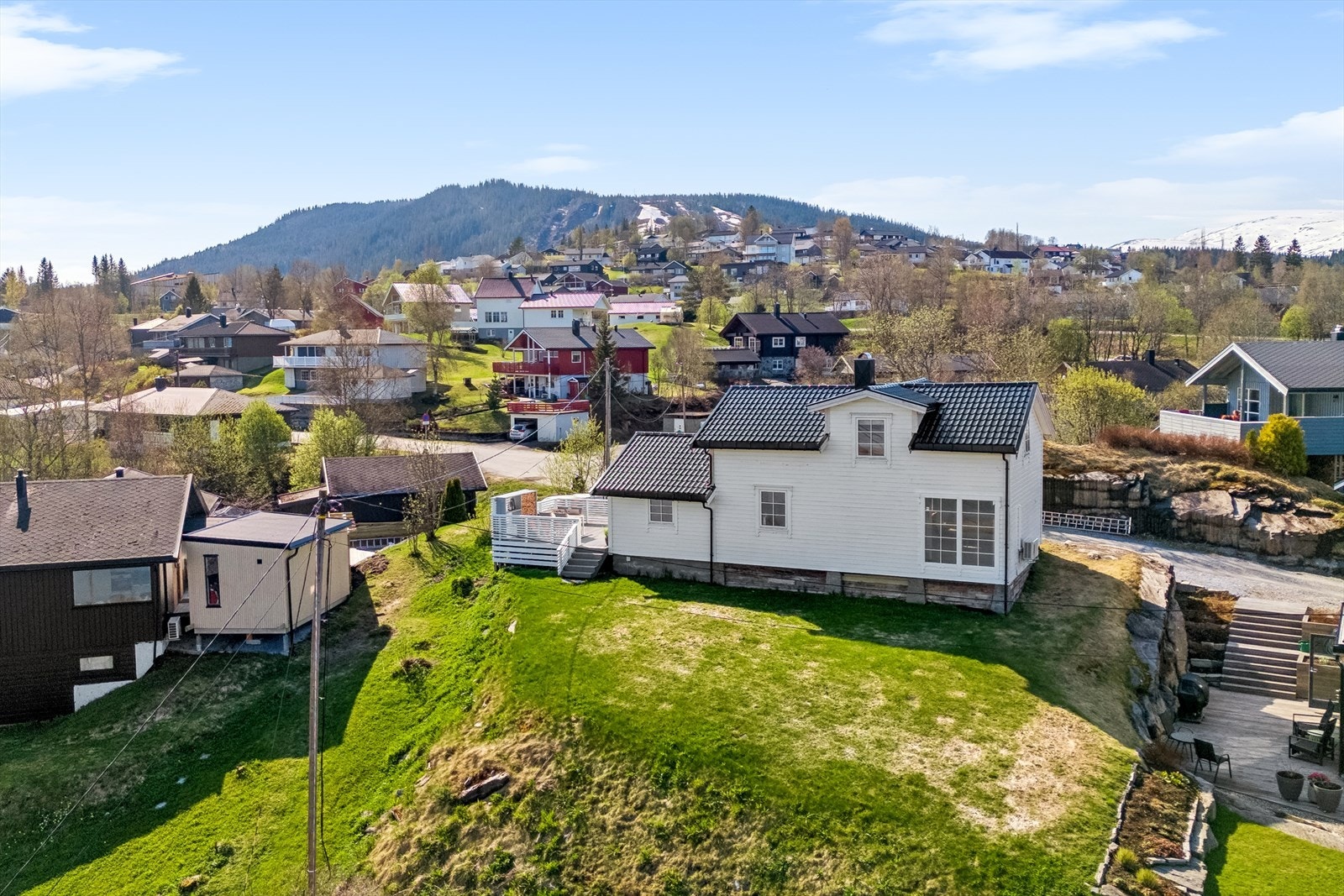 Eiendommen ligger i et veletablert og familievennlig boligområde på Båsmo, om lag 7 km fra Mo sentrum. Fra boligen kan du nyte panoramautsikt og meget gode solforhold. Galleribilde