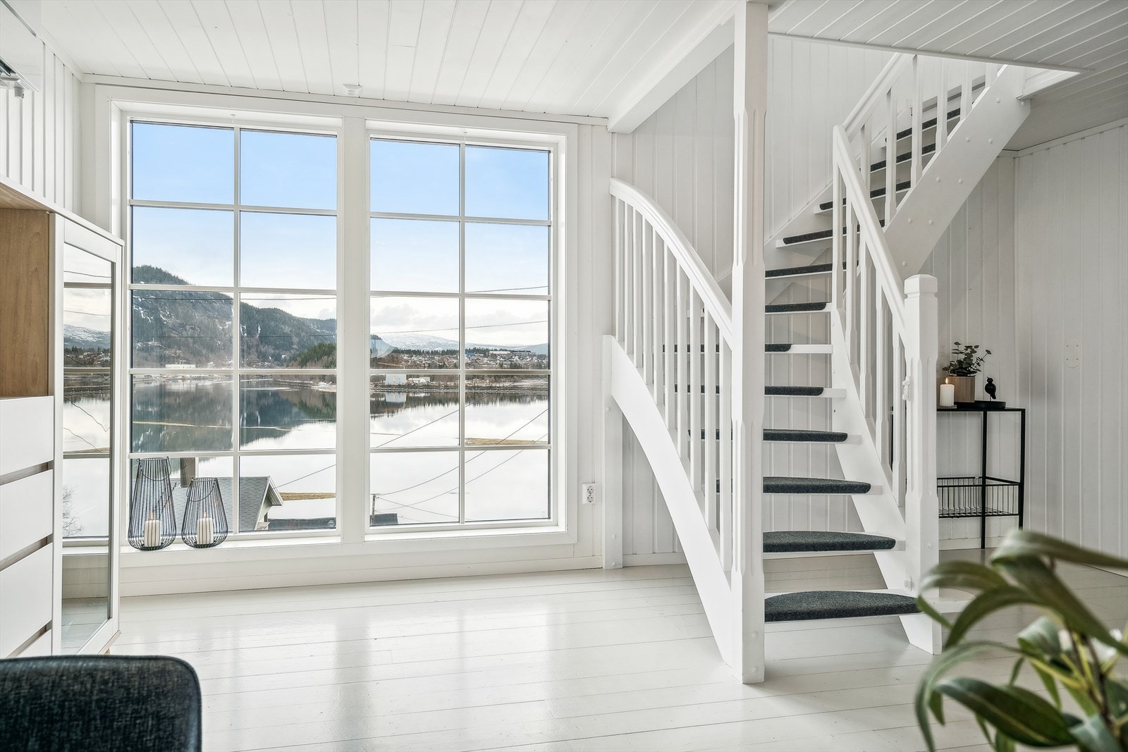 Stuen har store vindusflater som slipper inn godt med naturlig lys og gir rommet en lys og luftig følelse. Galleribilde