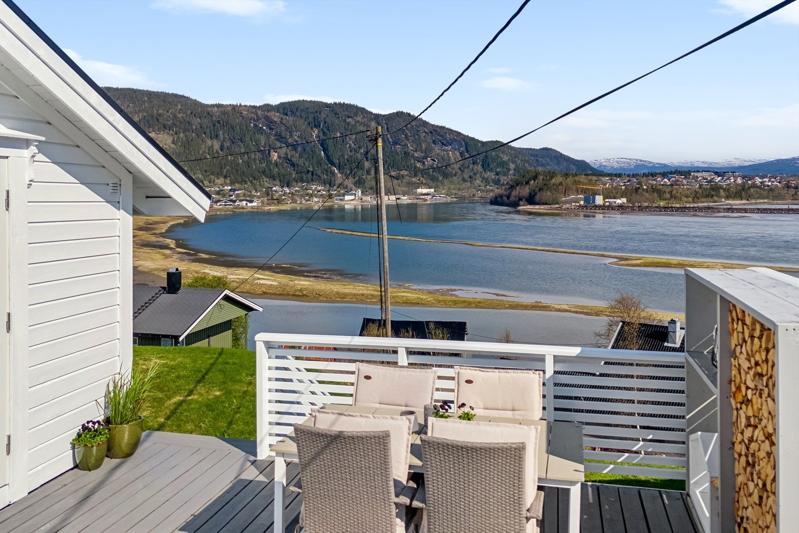 Terrassen gir deg tilgang til flotte sol- og utsiktsforhold. Galleribilde
