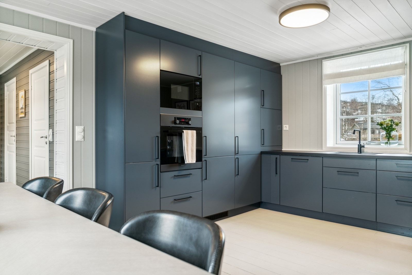 På kjøkkenet finner du en delikat kjøkkeninnredning fra Epoq med glatte fronter og laminert benkeplate. Galleribilde