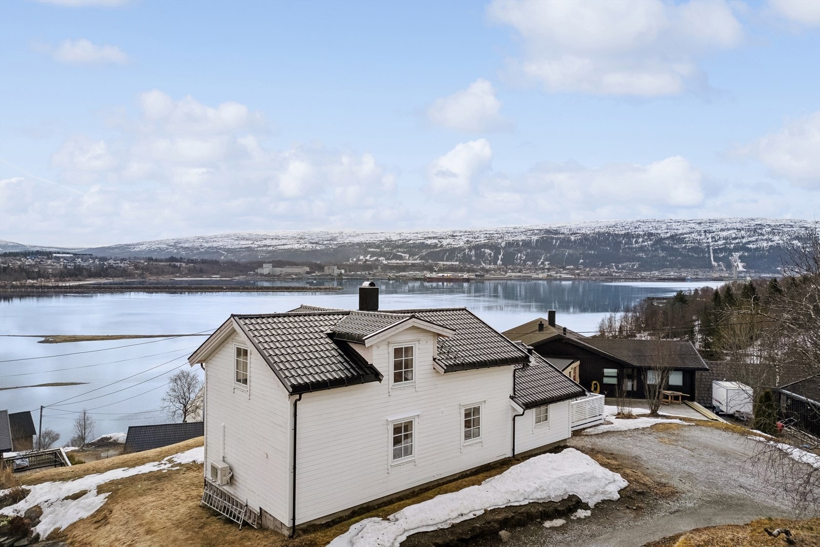 Velkommen til Kråkdalen 24A, presentert av Finn Amundsen for DNB Eiendom. Galleribilde