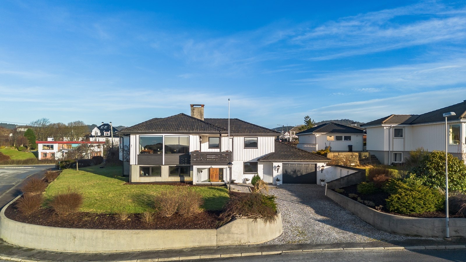 Garasje på Ca. 39 kvm - God plass til stor bil, og det er oppsatt hyller og arbeidsbenk til praktisk lagring. Galleribilde