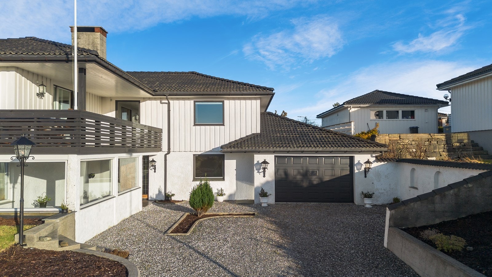 Gruset gårdsrom med god parkering. Galleribilde