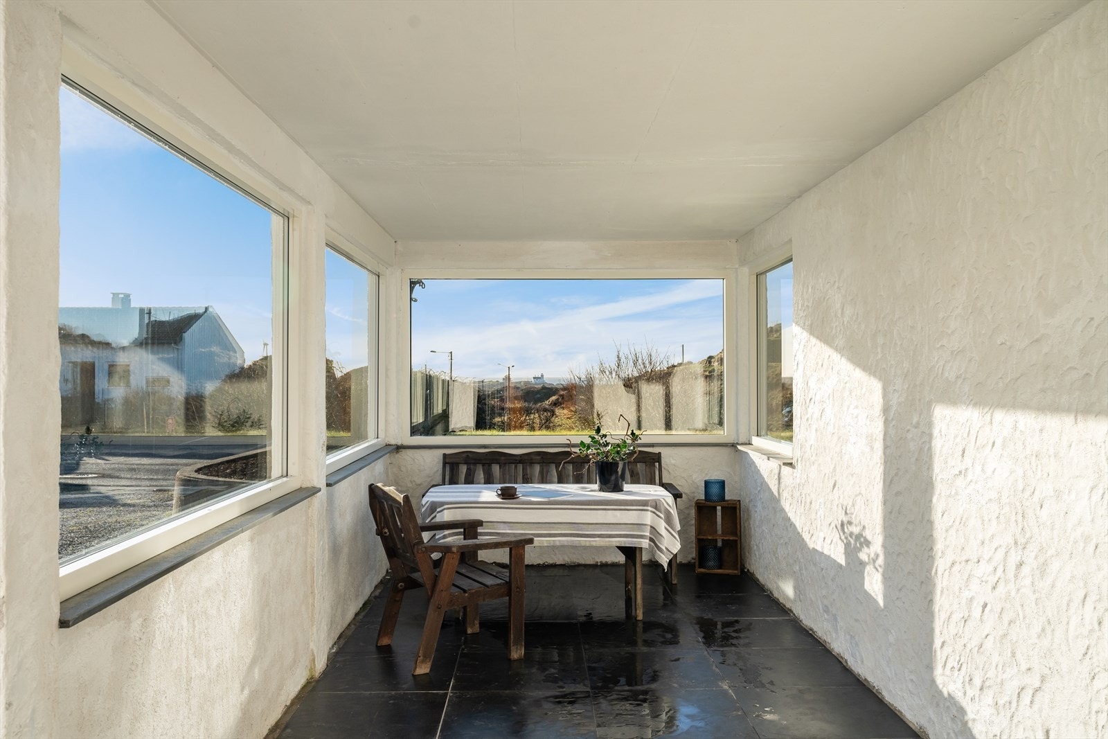 Kjekk innebygd platting med plass til sittegruppe. Galleribilde