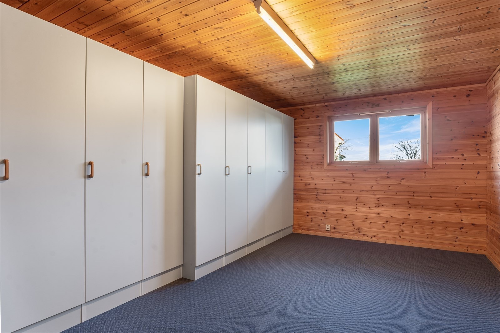 Stor bod/garderobe med garderobeskap på hele veggen og rikelige lagringsmuligheter. Galleribilde