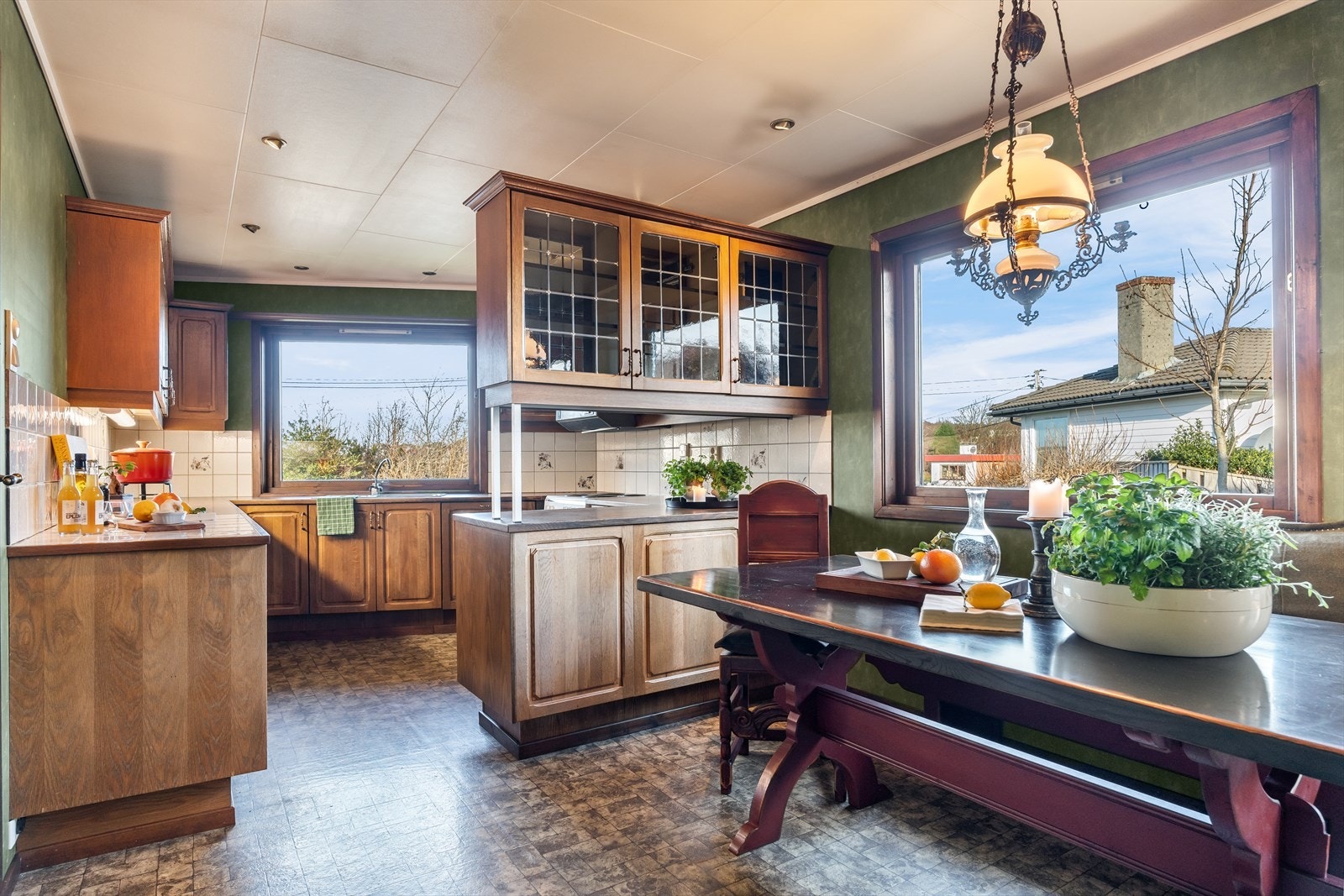 Stort klassisk kjøkken med stor innredning. Galleribilde