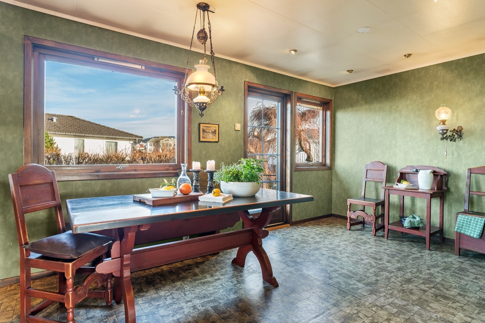 Rommet er av god størrelse og har plass til stort spisebord. Videre utgang til østsiden av boligen. Galleribilde