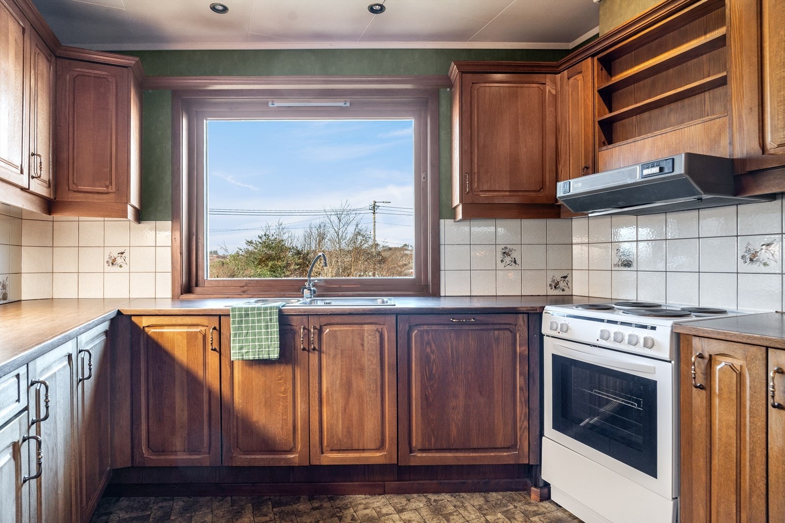 Her har en rikelig med skap- og benkeplass, samt kokken får mye boltreplass til sine kulinariske kunster. Galleribilde