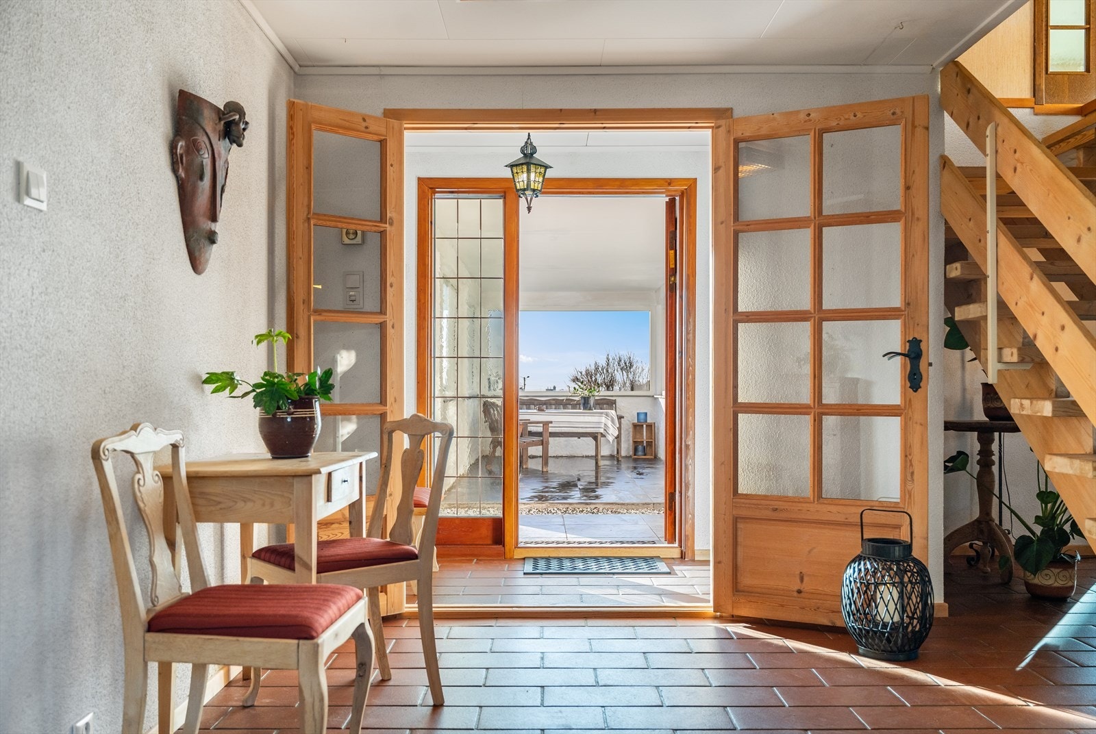 Entrè har videre adkomst til herlig platting m/overbygg, hvor en kan nyte utetilværelsen i all slags vær. Galleribilde