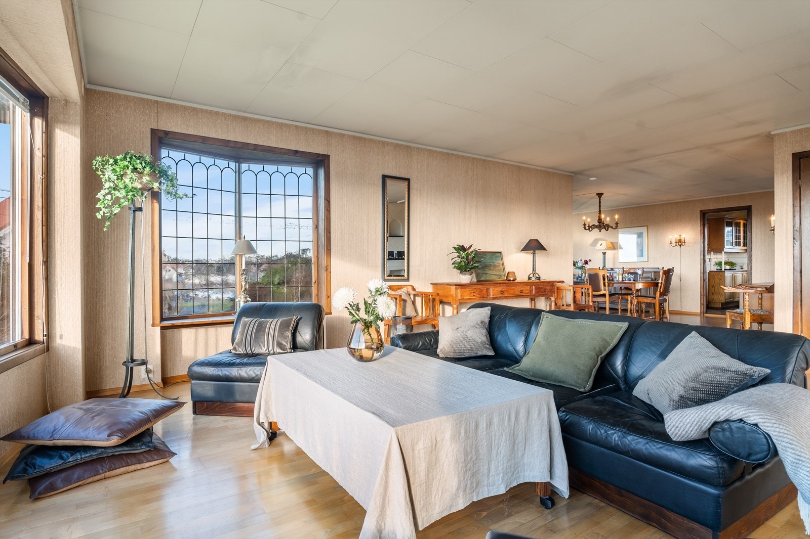 God plass til stor sofagruppe. Galleribilde