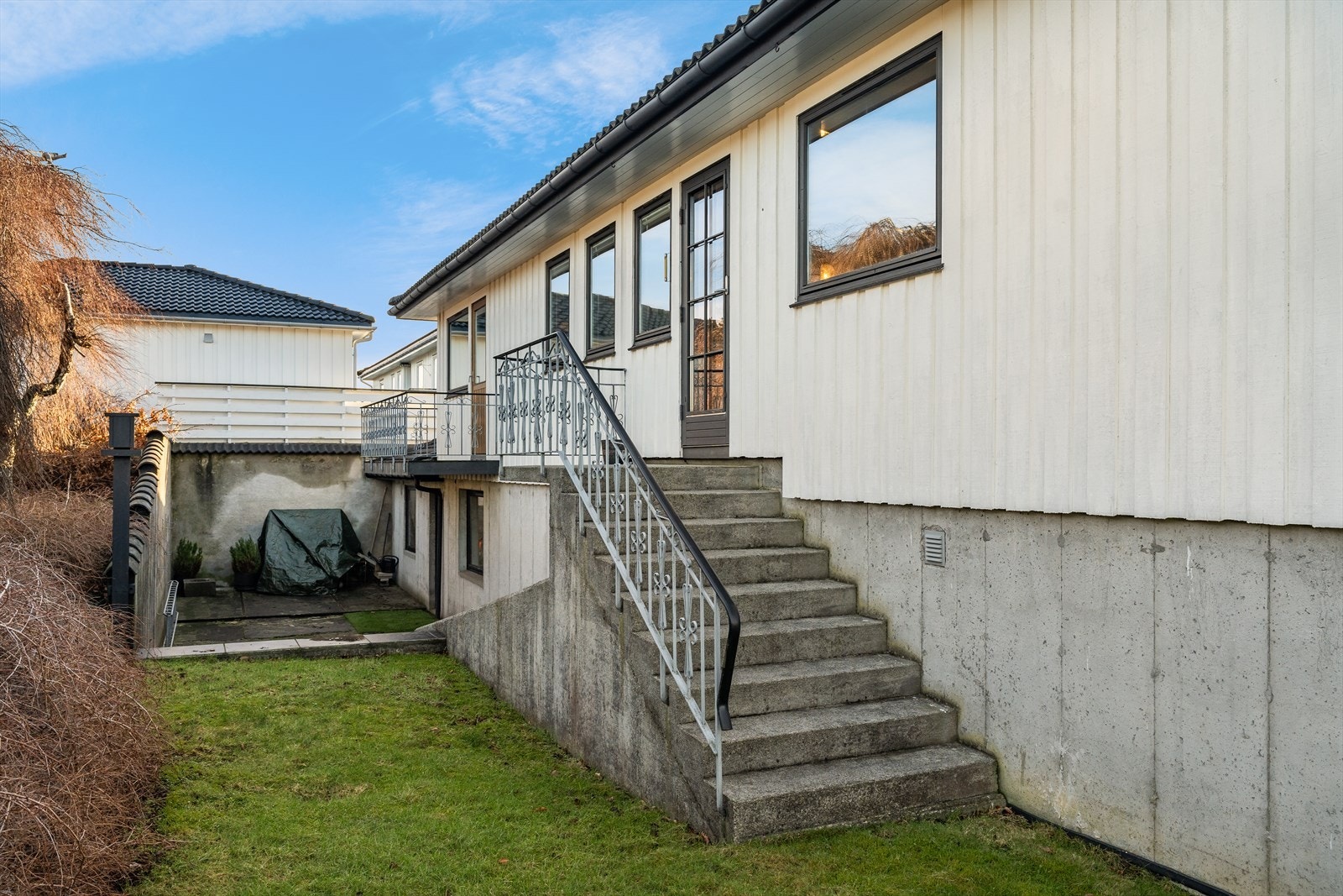 Stor bakgård i betong mot øst med flere muligheter - Ideelt som hundegård m.m. Galleribilde