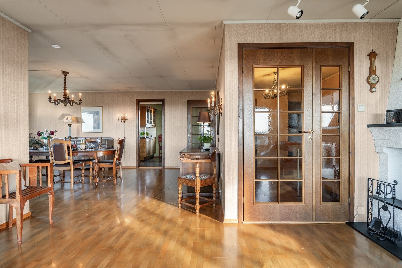 Generøs stue av god størrelse med flere møbleringsmuligheter. Galleribilde