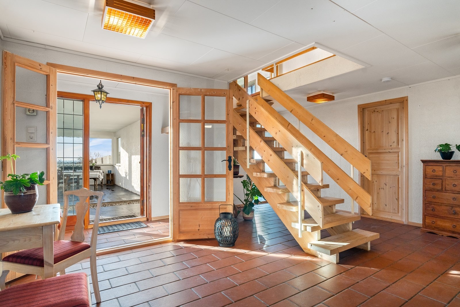 Entrè med god plass til å henge fra seg yttertøy og plassere sine sko. Galleribilde