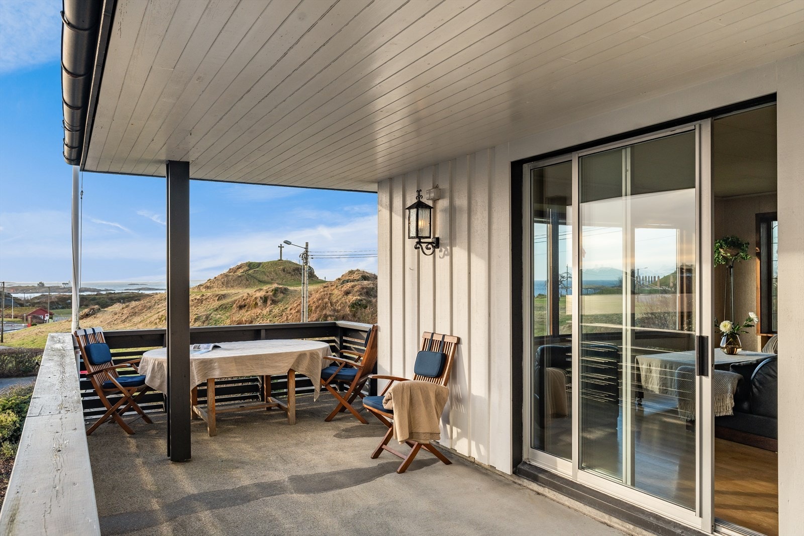 Veranda på Ca. 20 kvm mot sør/vest med god plass til sittegruppe for hele familien. Galleribilde