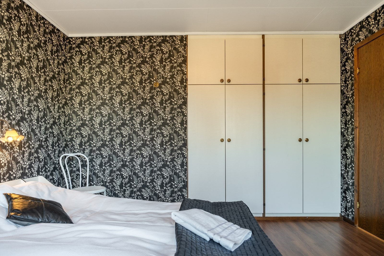 Stor innebygd garderobe med god plass til dine klesplagg og utgang til herlig veranda med morgensol. Galleribilde