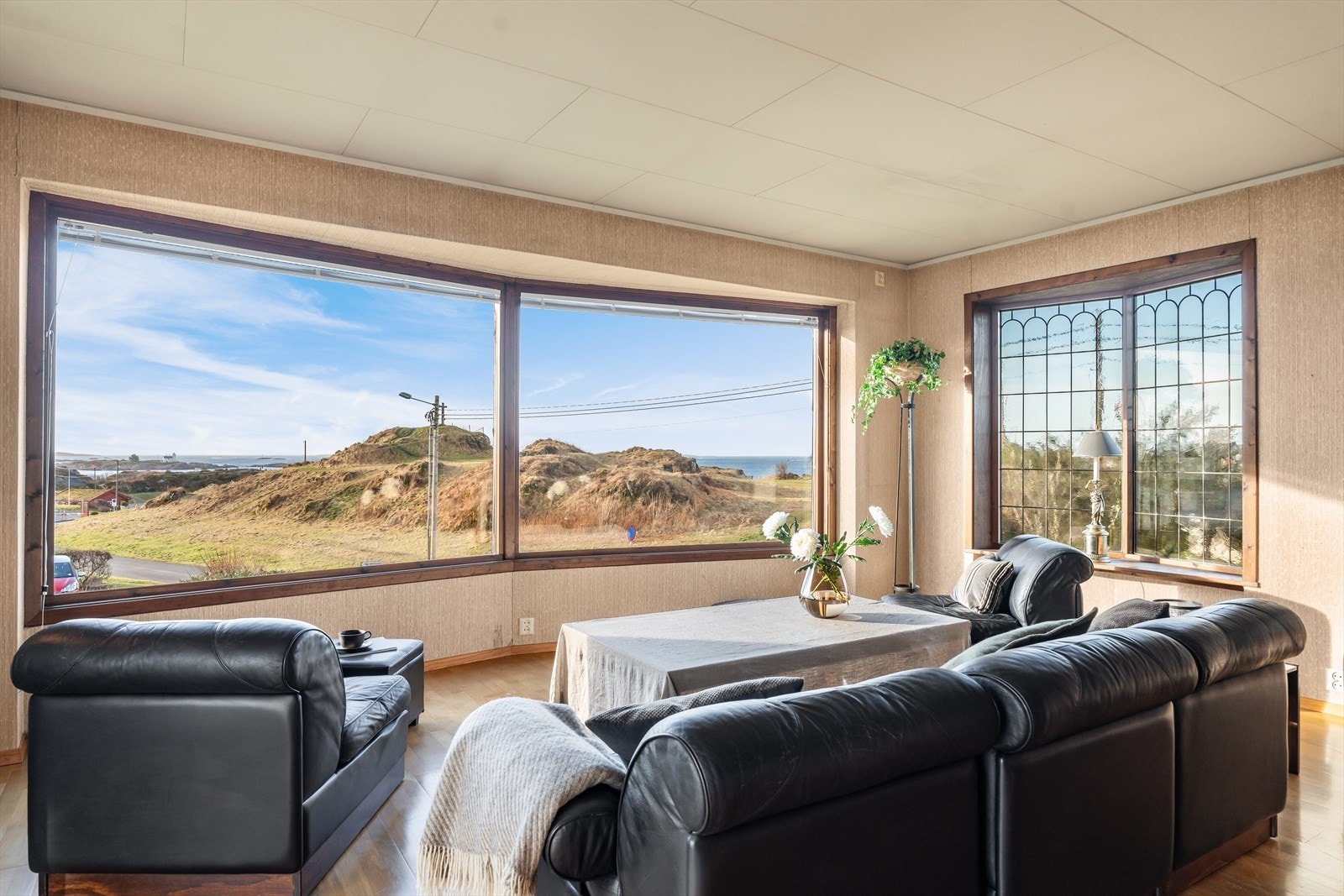 Stue med store vindusflater mot vest - Her kan en nyte utsikten mot Haraldsstøtten, Krosshaugen, Tonjer fyr og havgapet. Galleribilde