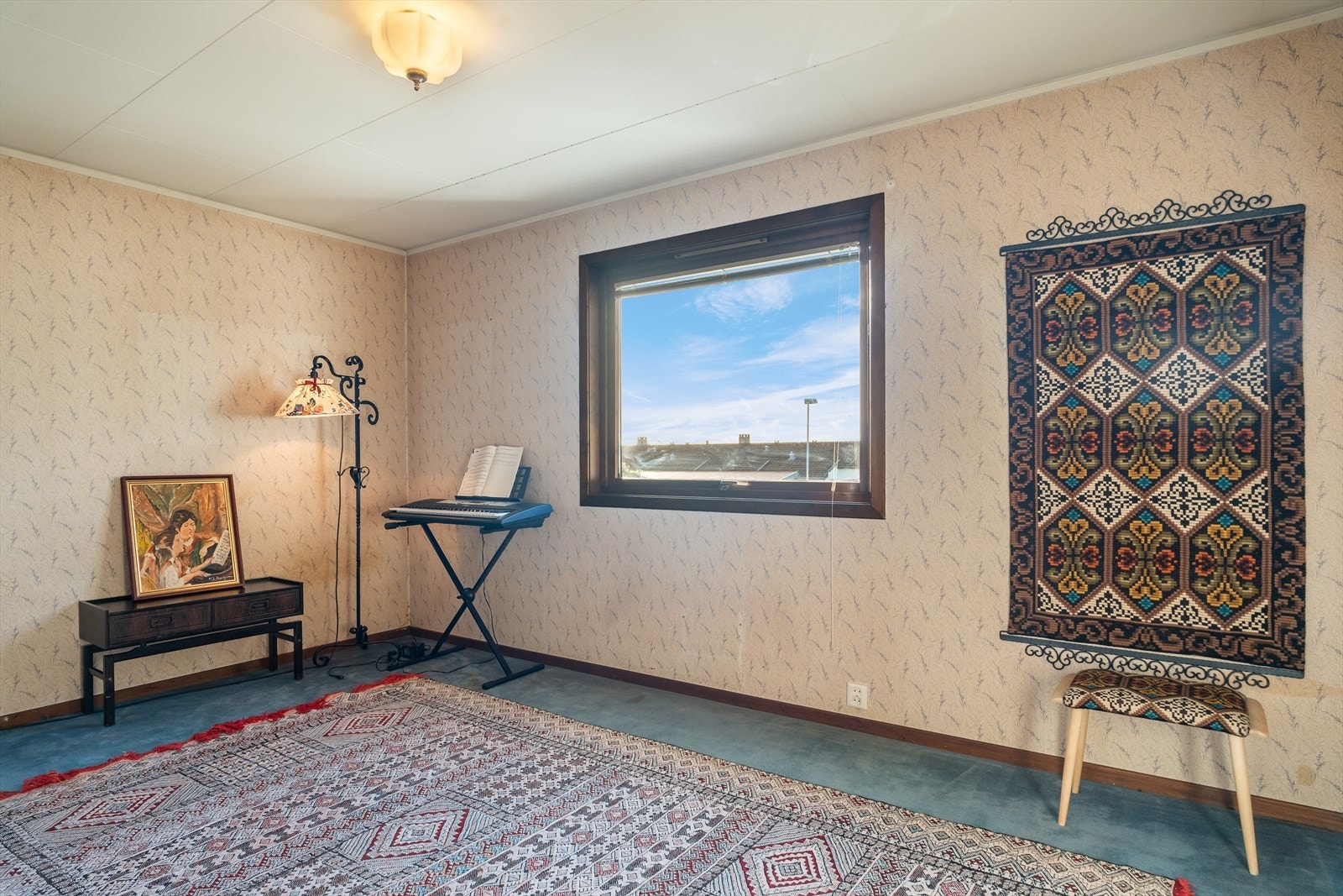 Soverom med stor innebygd garderobe. Galleribilde