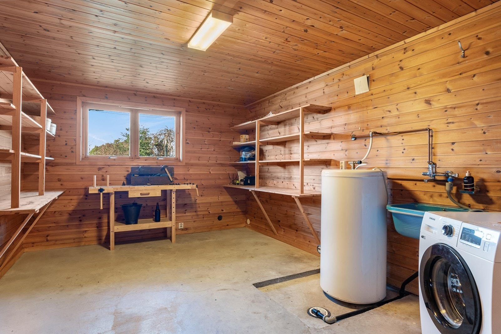 Vaskerom/bod med oppsatt hyller, arbeidsbenk og VVS. Her skal det ikke stå på størrelsen om du drømmer om et stort og moderne vaskerom. Galleribilde