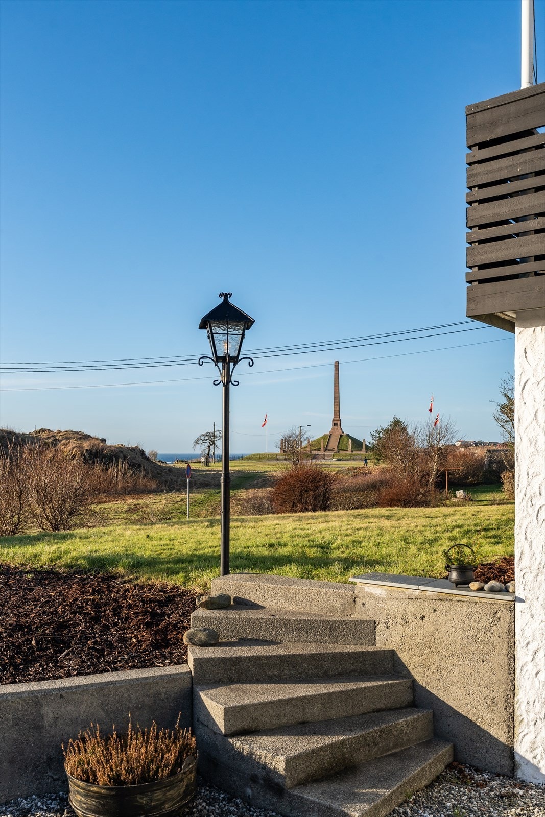 Lettstelt og tiltalende hage med blomsterbed. God plass til å sette opp trampoline eller ha en krokket turnering. Galleribilde