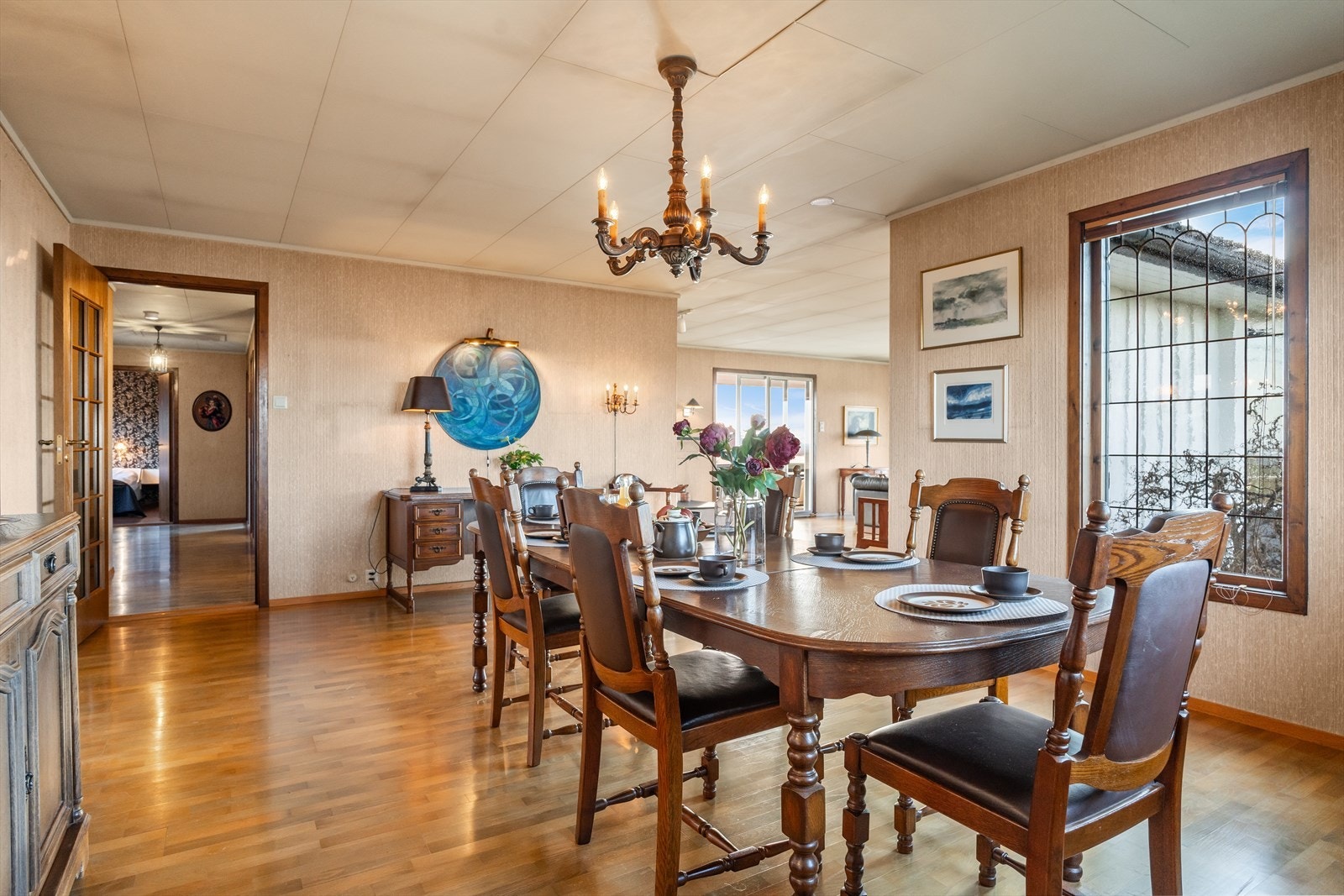 God plass til stor spisegruppe for deg som ønsker å invitere venner og familie på et bedre måltid. Galleribilde