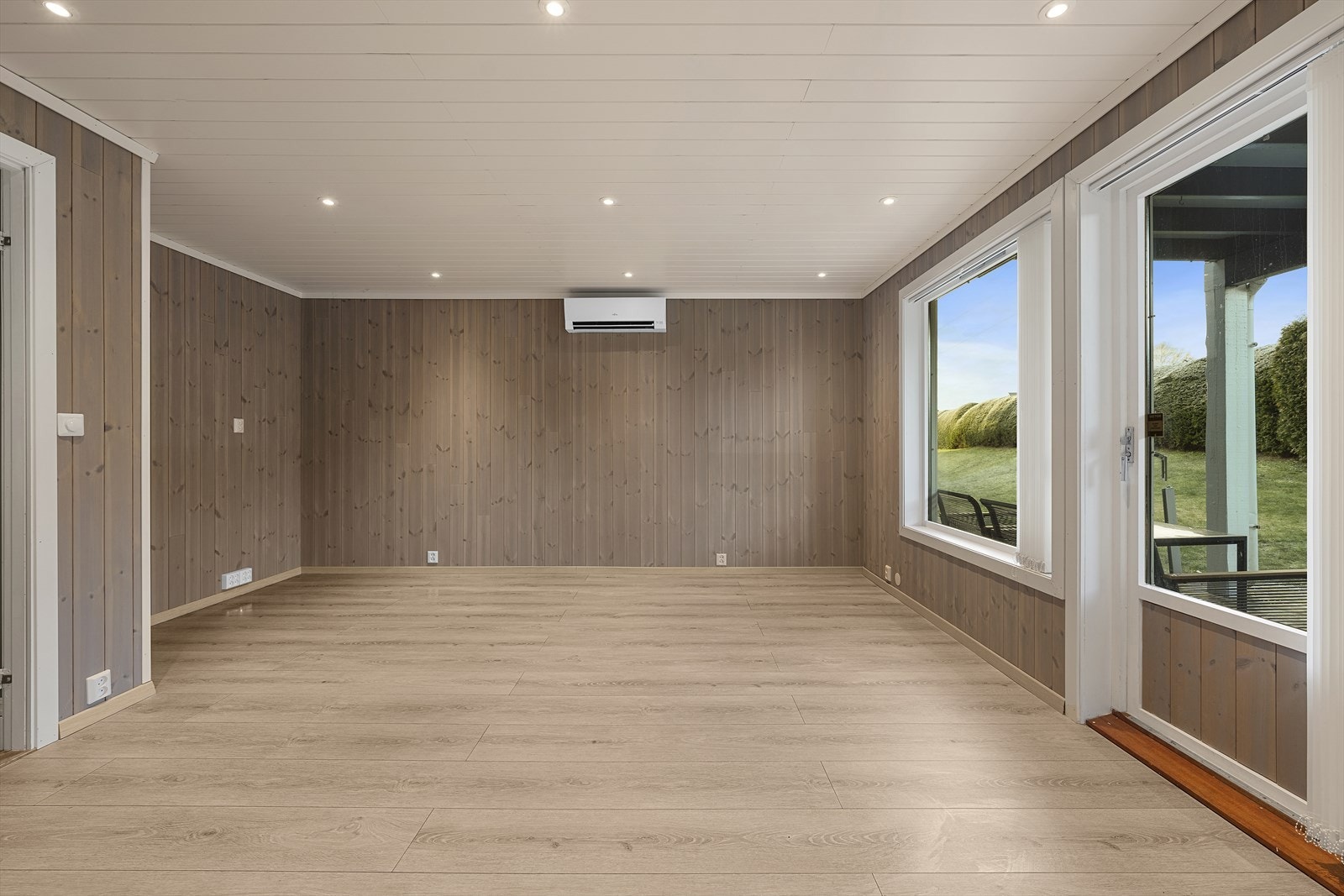 Fra stuen er det utgang til overbygget terrasse Galleribilde