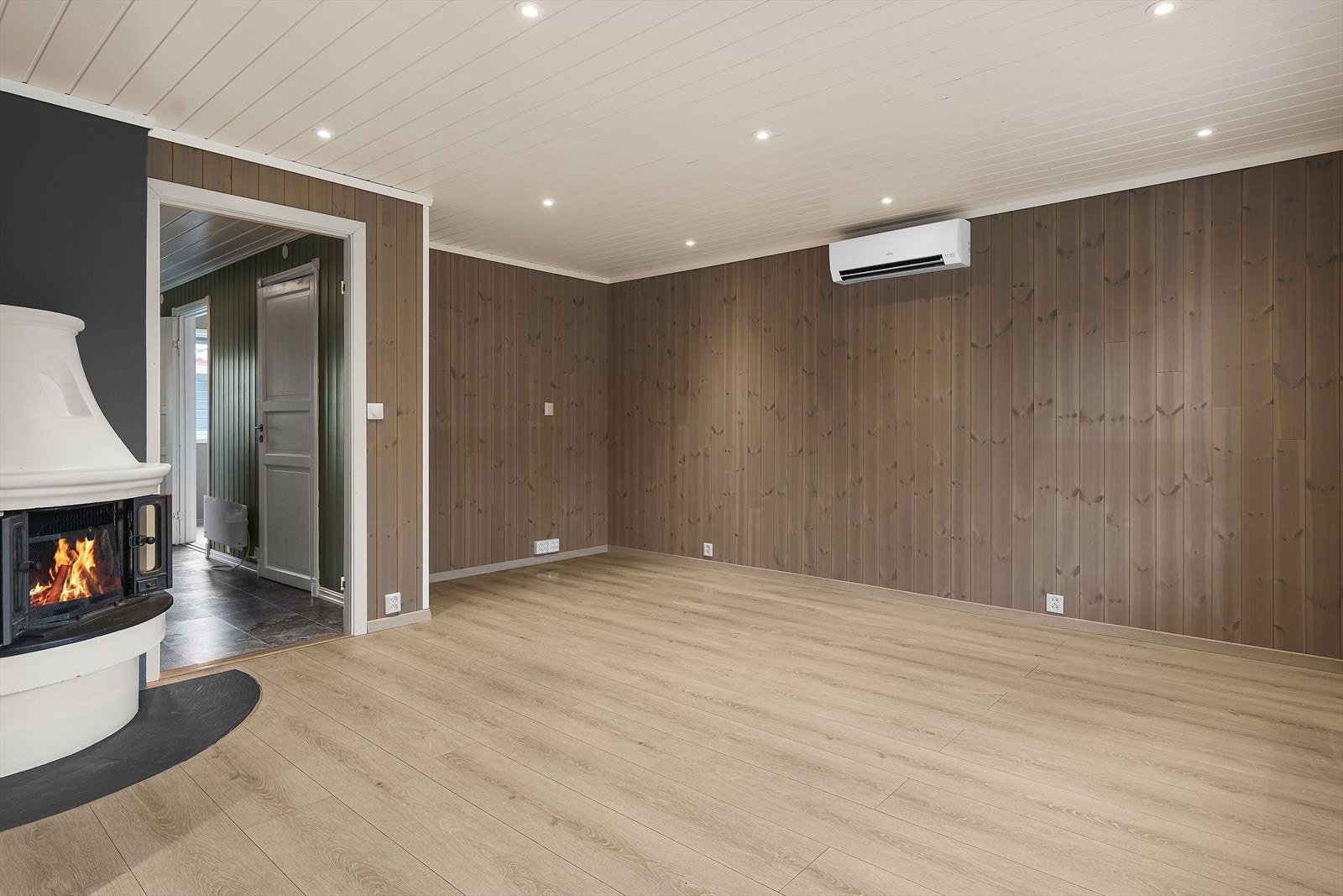 Varmepumpe og peisovn sørger for god oppvarming og hyggelig stemning Galleribilde