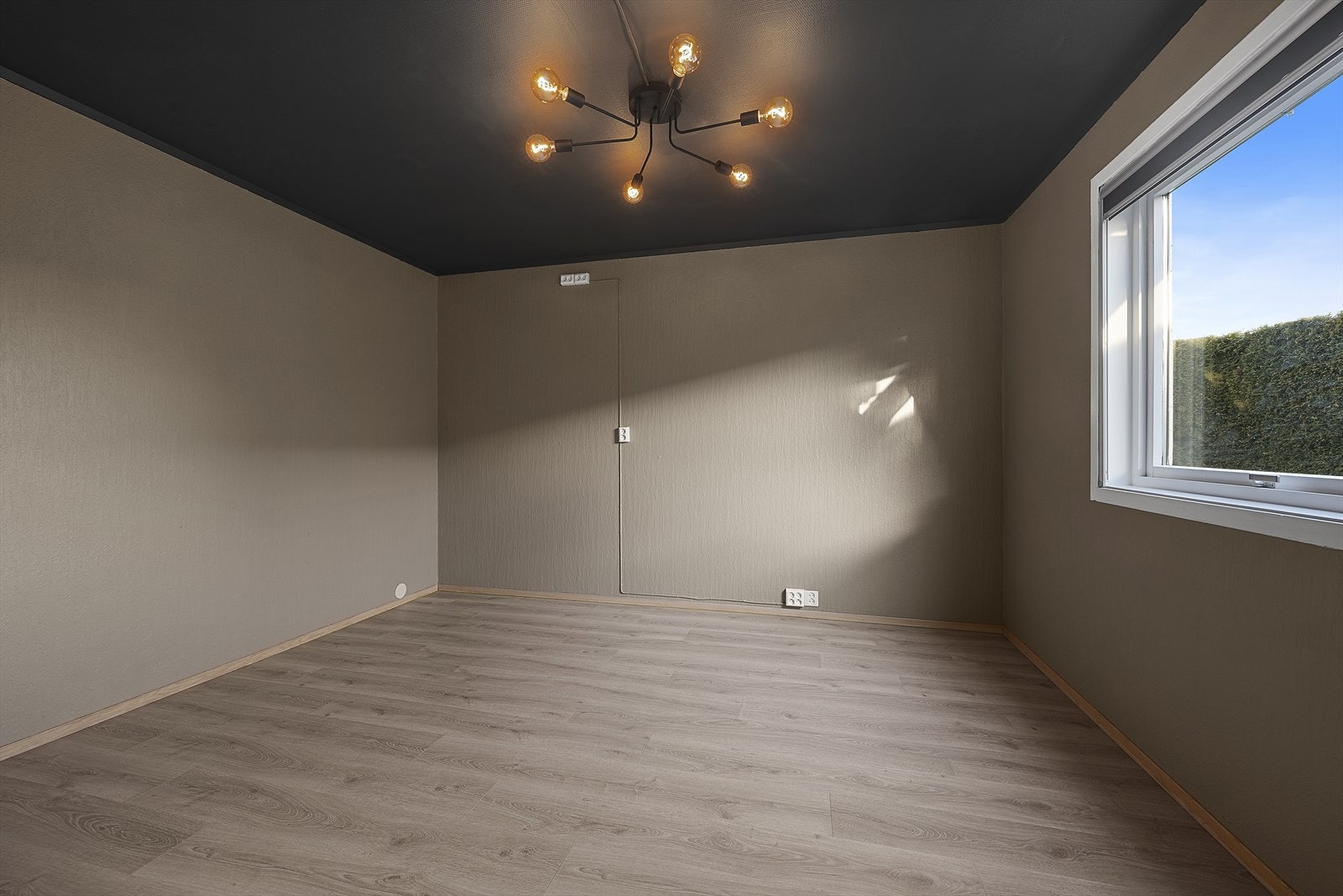 På hovedsoverommet er det god plass til dobbeltseng, nattbord og garderobeløsning. Galleribilde