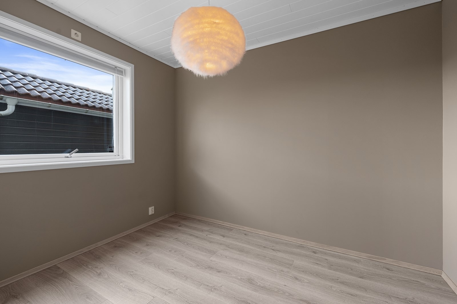 Soverom 2 er også av god størrelse, og har god plass til 150 cm seng eller barneseng og øvrige soveromsmøbler Galleribilde