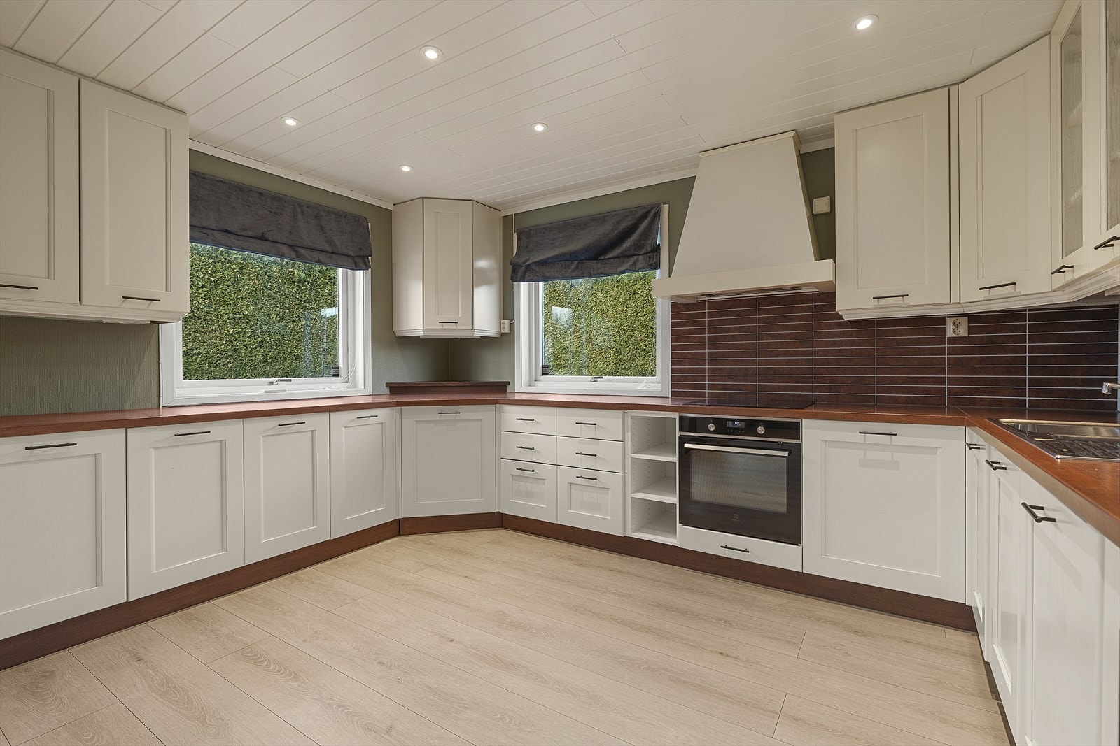 Kjøkkenet tilbyr rikelig med skap- og benkeplass Galleribilde