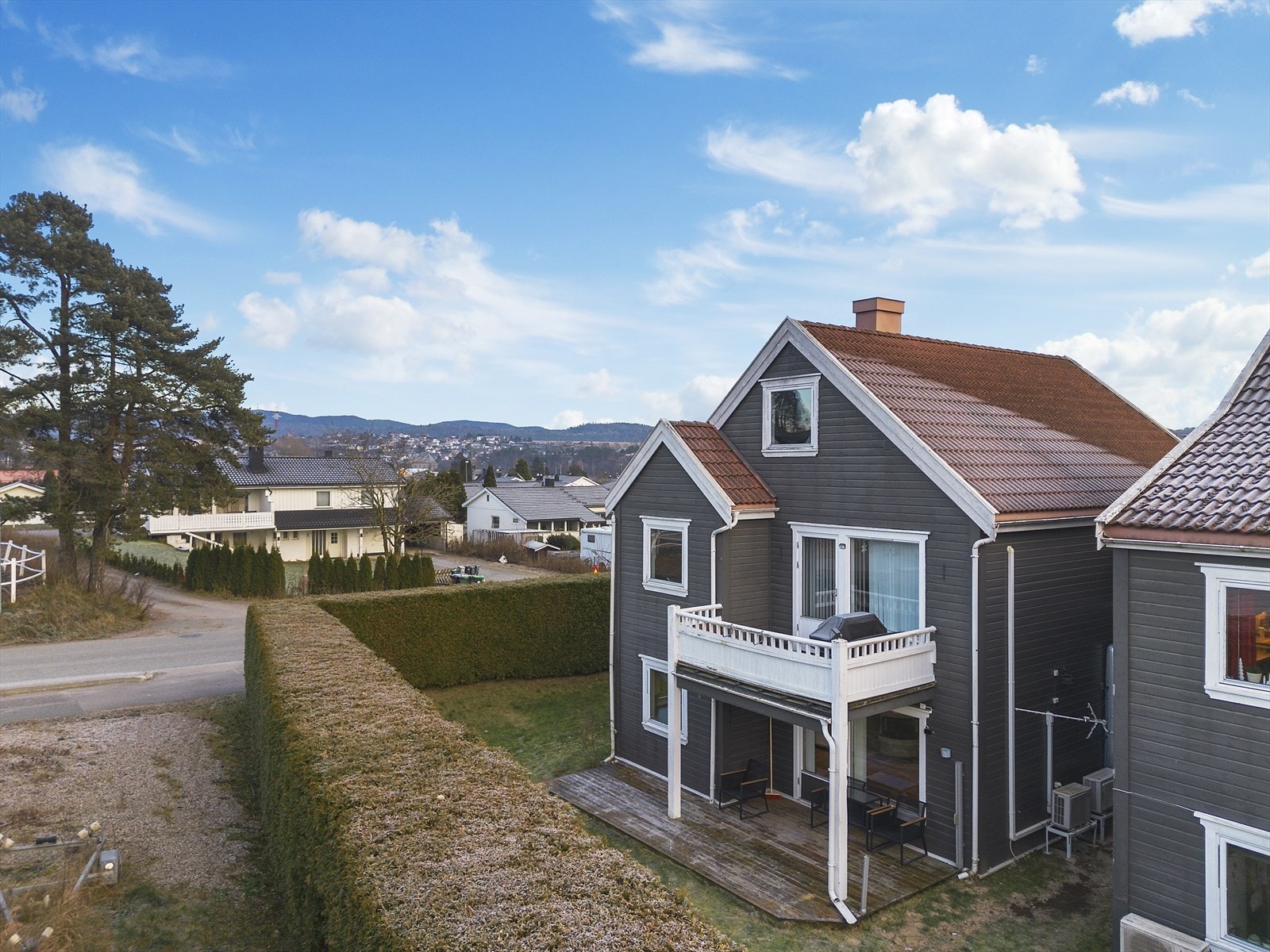 Innbydende halvpart av horisontaldelt tomannsbolig i 1. etg Galleribilde