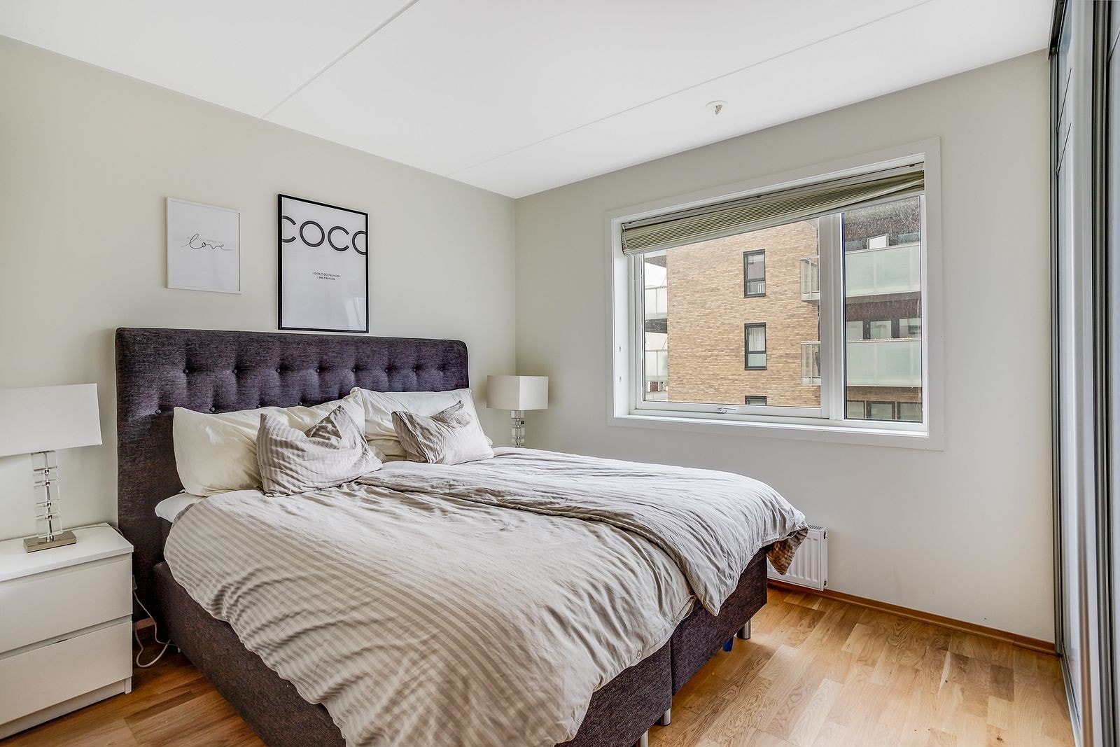 Hovedsoverommet fremstår som lyst og romslig. Skyvedørsgarderobe medfølger Galleribilde