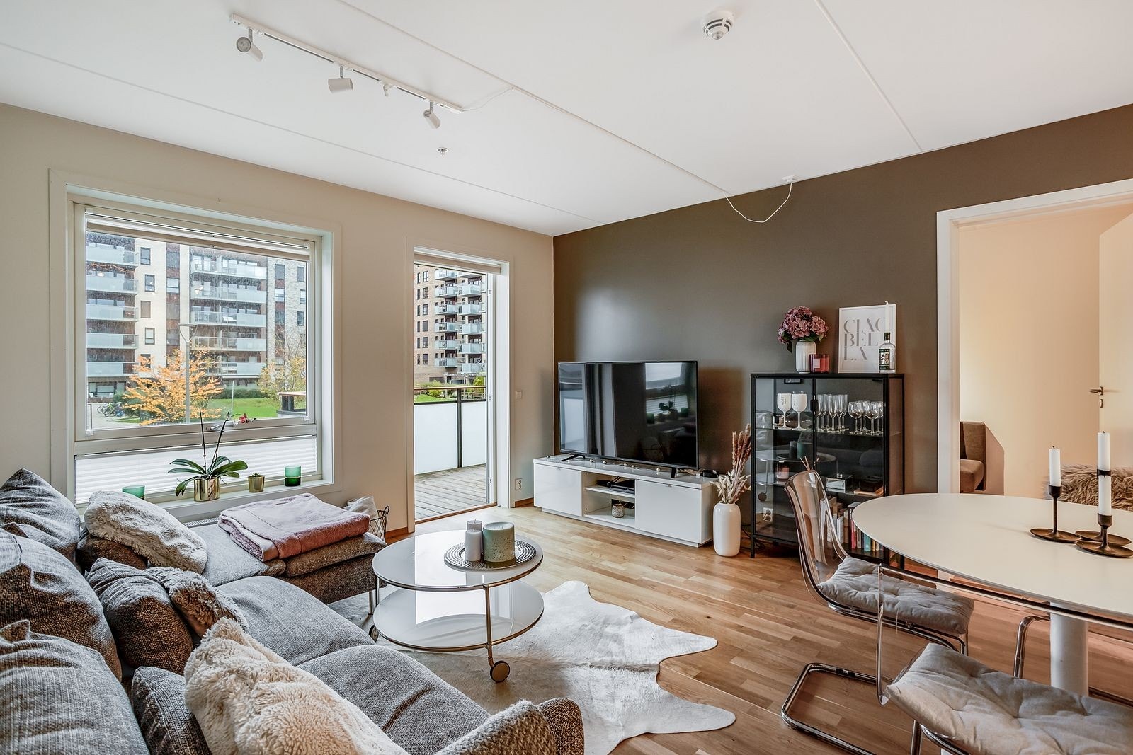 Innbydende stue med store vindusflater som gir gode lysforhold Galleribilde