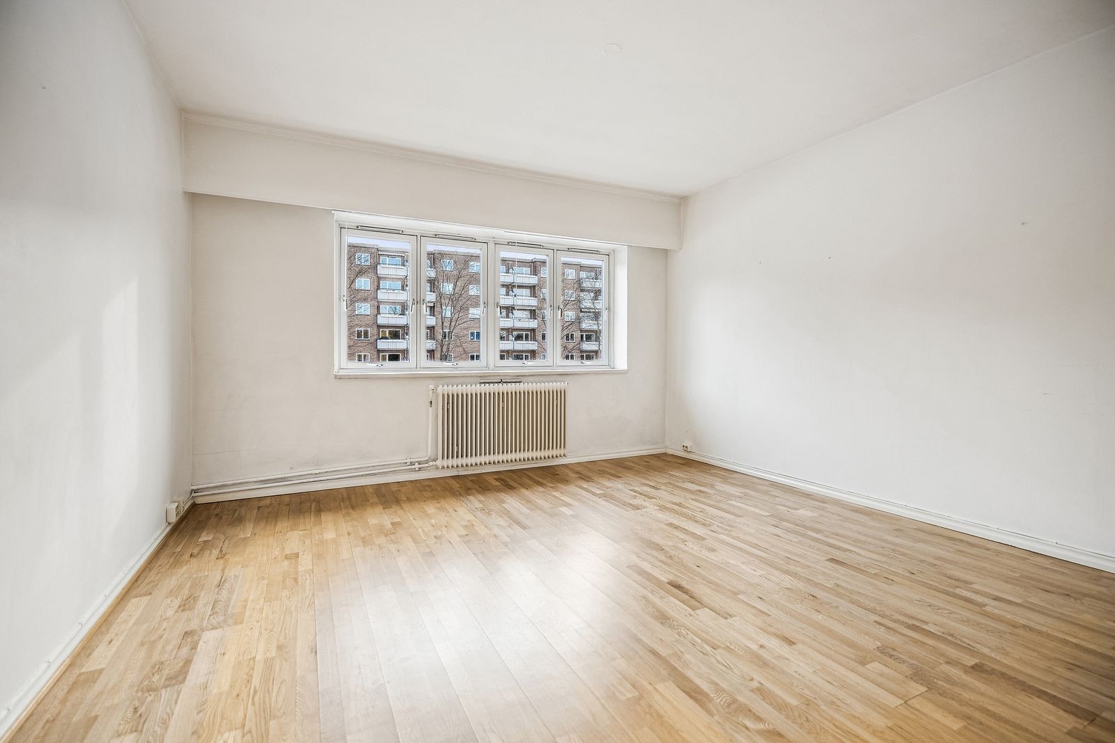 Lys og romslig stue med gode møbleringsmuligheter Galleribilde