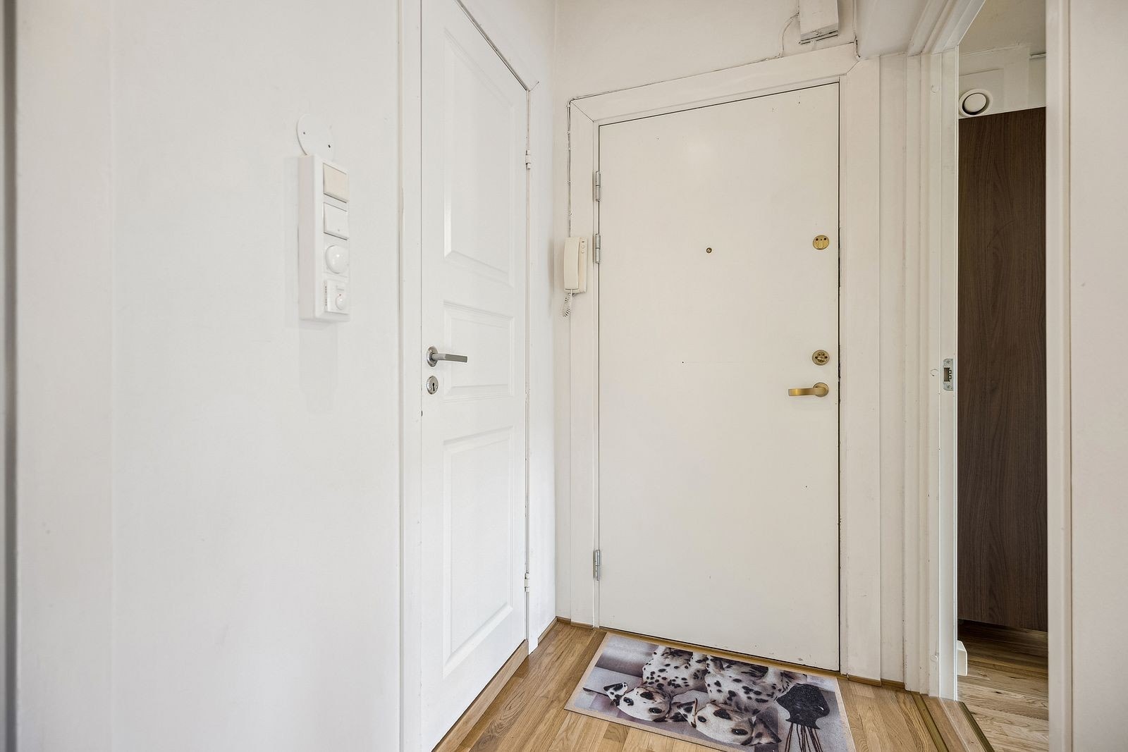 Velkommen inn! Entre med plass til oppheng av klær og sko Galleribilde