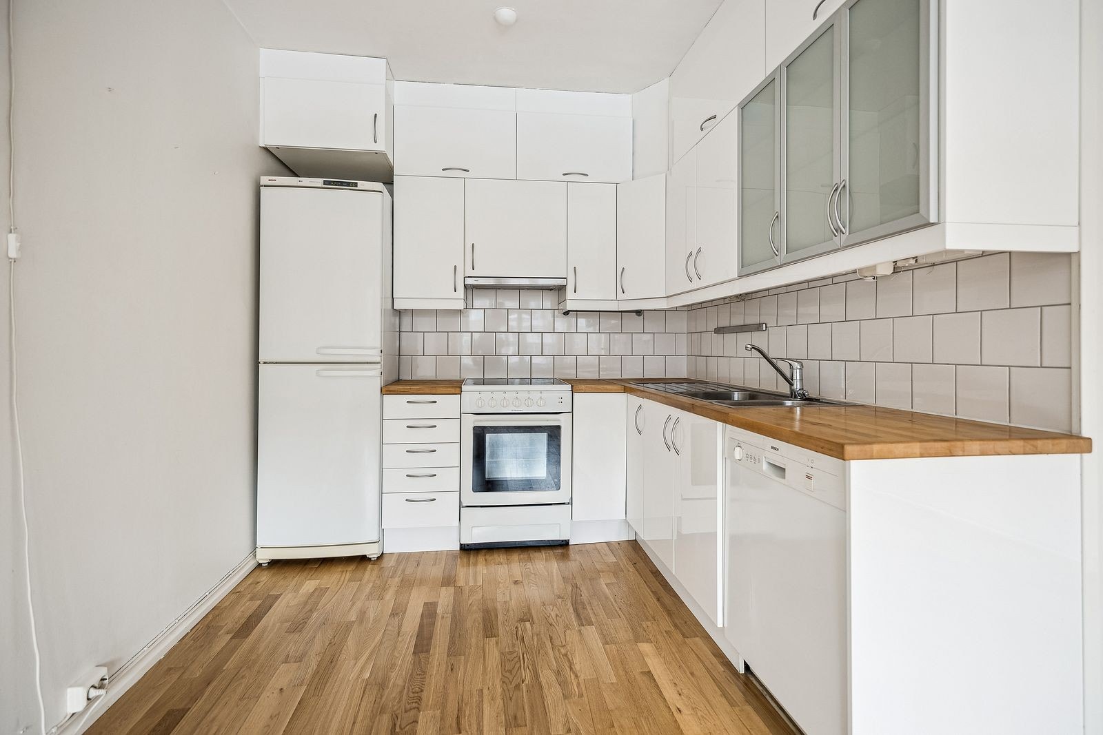 Pent kjøkken med hvitearer Galleribilde