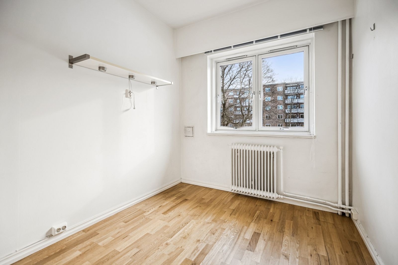 Romslig soverom med plass til dobbeltseng Galleribilde