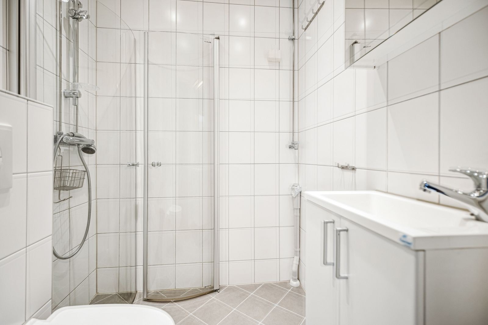 Pent flislagt bad med varmekabler. Opplegg for vaskemaskin Galleribilde