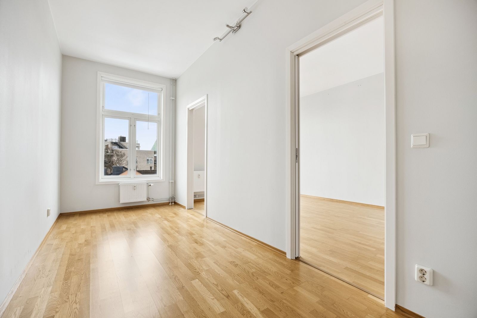 Romslig soverom med god plass for dobbeltseng og garderobeskap. Galleribilde