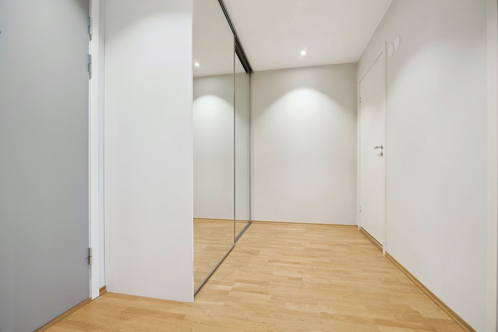 Velkommen inn! Romslig gang med praktisk skyvedørsgarderobe. Galleribilde