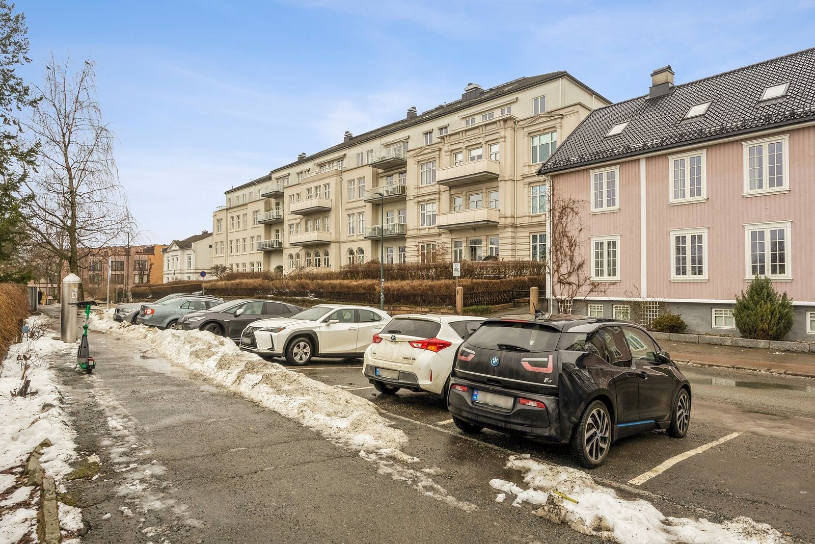 Korttidsparkering på andre siden av veien til leiligheten. Galleribilde