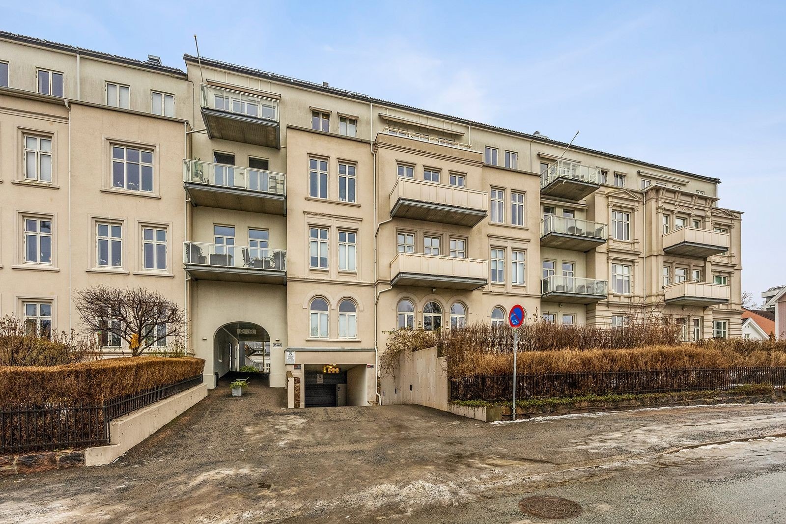 Inngangsparti inn til indre bakgård, hvor du finner hovedinngangen til leiligheten. Galleribilde