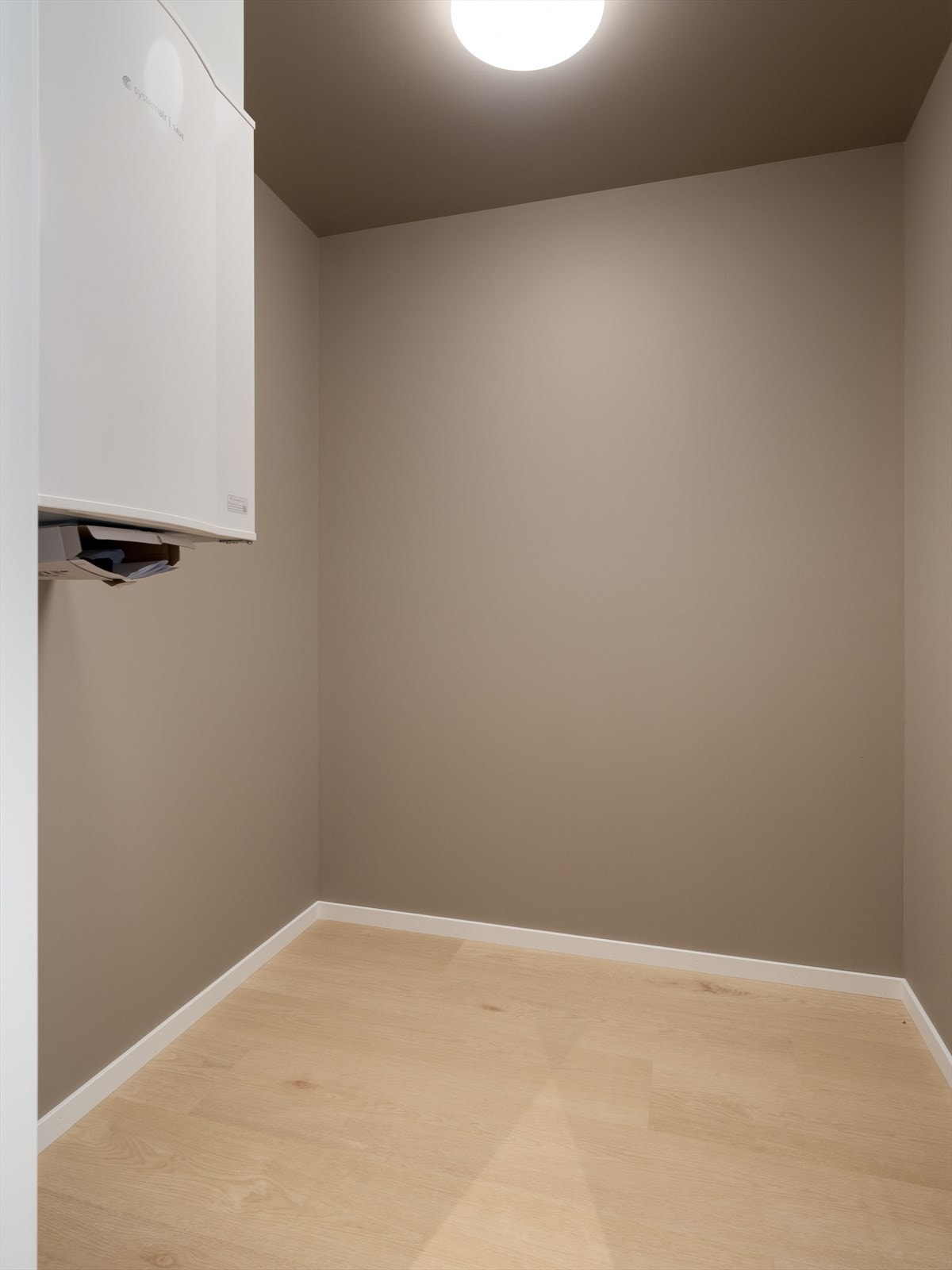 Praktisk innvendig bod på 3 kvm. hvor det er god plass for oppbevaring, og hvor du har aggregatet til den balanserte ventilasjonen Galleribilde